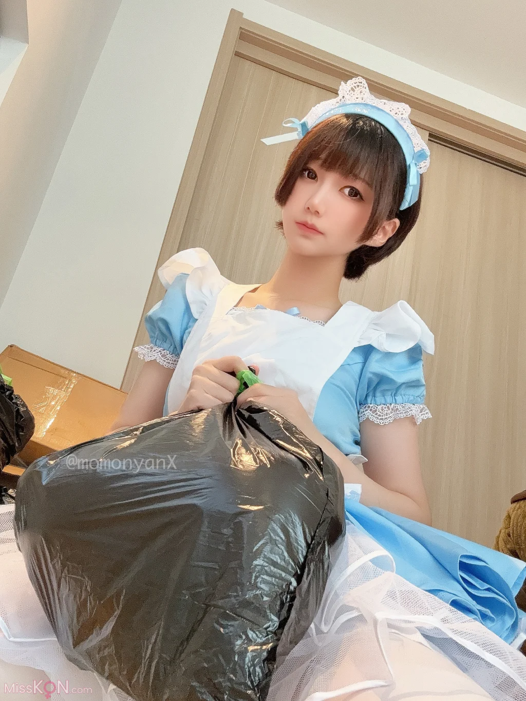 Coser@NAGISA魔物喵: [Fantia]ゴミ屋敷掃除してるメイドさん (65 photos) – Page 3
