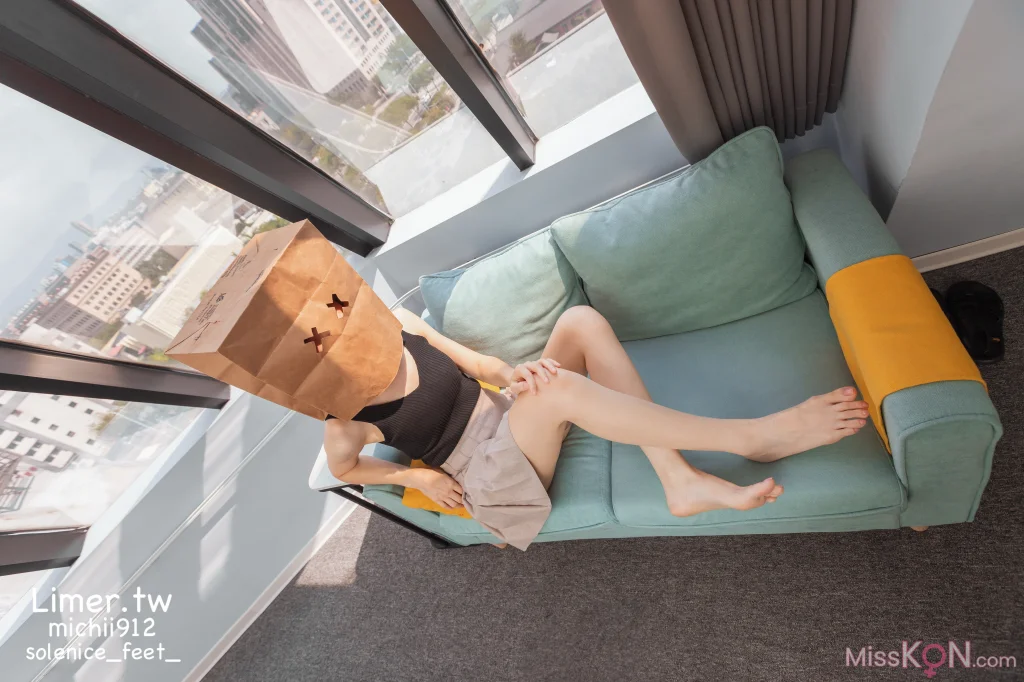 [Limerence原创] No.013: Michii神秘纸袋女孩的裸足大解放 (170 photos + 1 video)