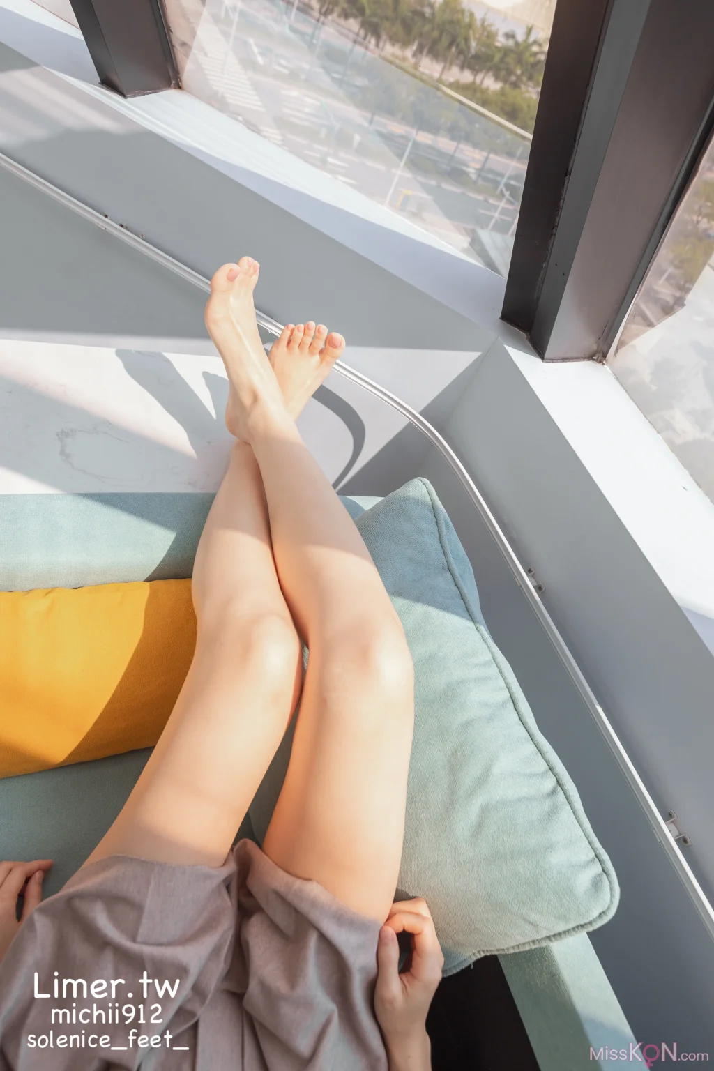 [Limerence原创] No.013: Michii神秘纸袋女孩的裸足大解放 (170 photos + 1 video) – Page 2