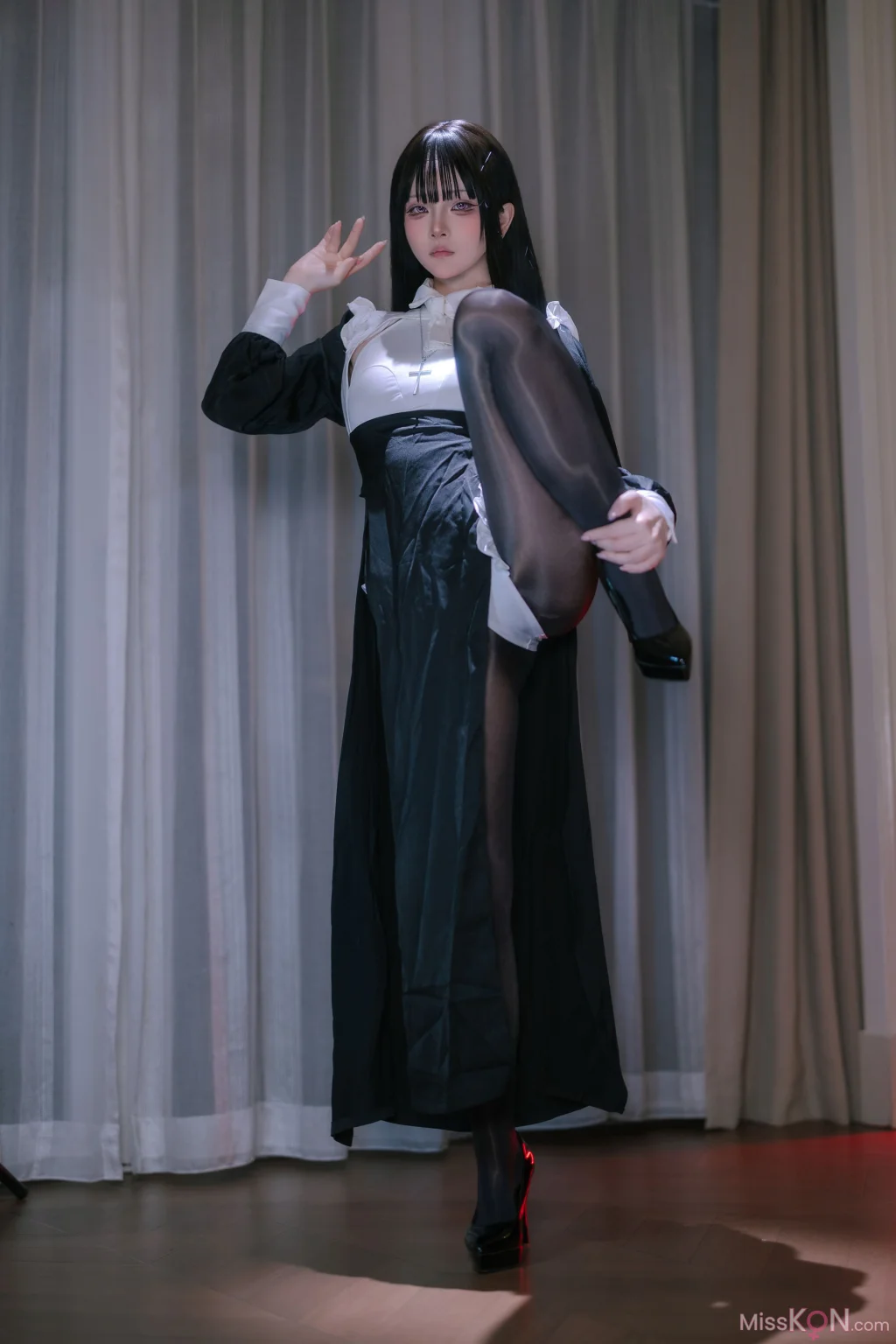 Coser@屿鱼: 黑丝修女 (40 photos)