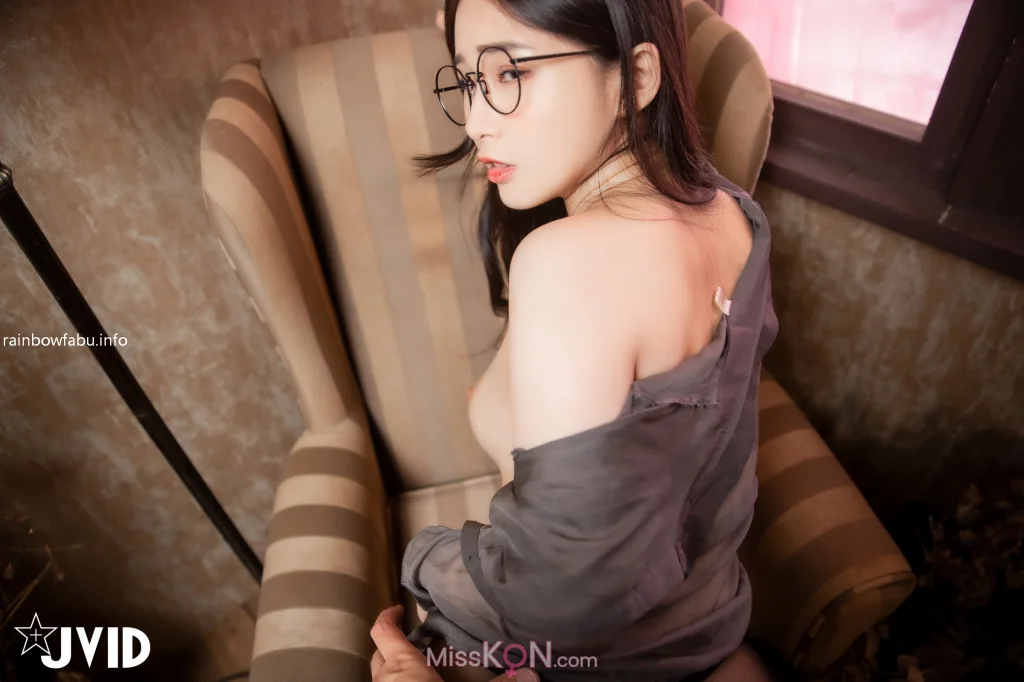 [JVID] 婕咪 Juice: 拿主人心愛小熊自慰被發現💦“juice婕咪”女僕 襯衫 絲襪多重享受！！ (129 photos + 1 video)