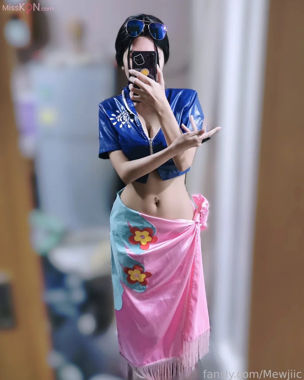 Coser@lMusicl: Nico Robin (18 photos)