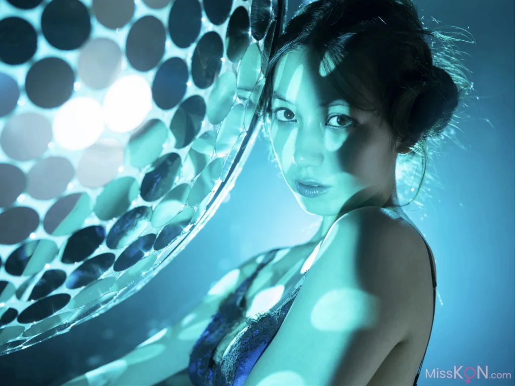 [JP] Airi Satō (佐藤あいり): [Friday Digital Photobook] Bathed In The Spotlight スポットライトに照らされて (32 photos) – Page 2