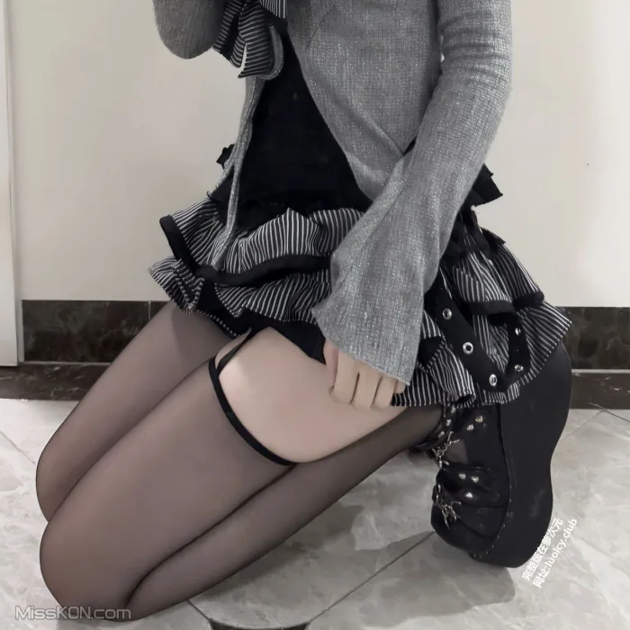 悠哉大王: 极品酥胸萝莉福利订阅 (28 photos + 13 videos)