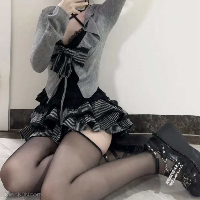 悠哉大王: 极品酥胸萝莉福利订阅 (28 photos + 13 videos)