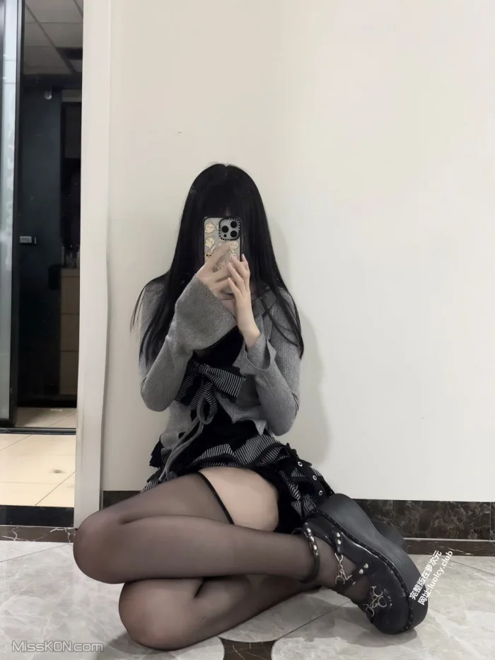 悠哉大王: 极品酥胸萝莉福利订阅 (28 photos + 13 videos) – Page 2