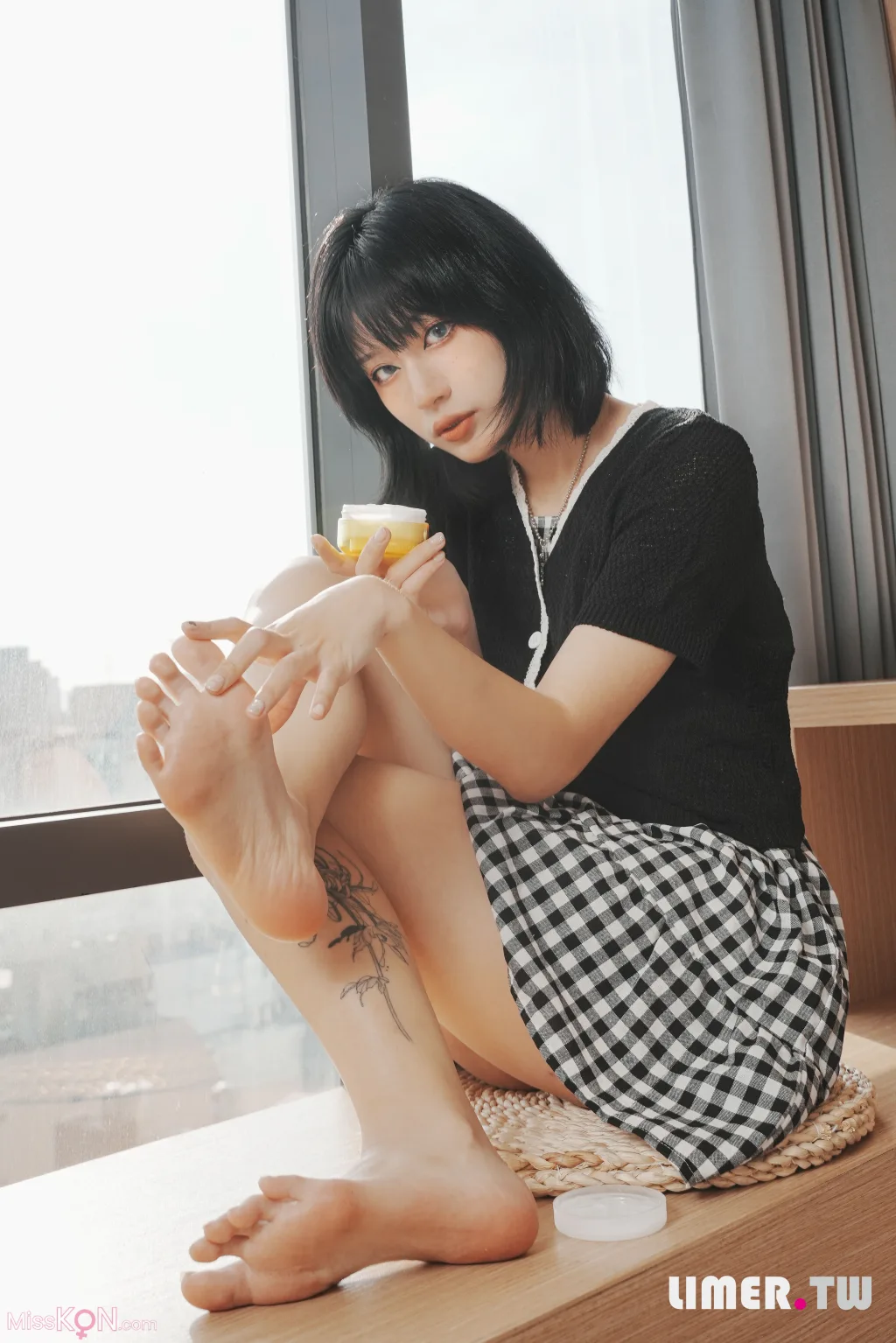 [Limerence原创] No.027: Yuni午后时光 白浓乳液足疗 (142 photos + 1 video)
