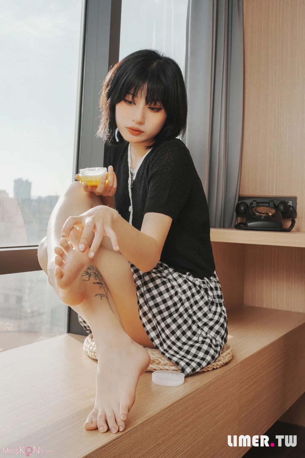 [Limerence原创] No.027: Yuni午后时光 白浓乳液足疗 (142 photos + 1 video)