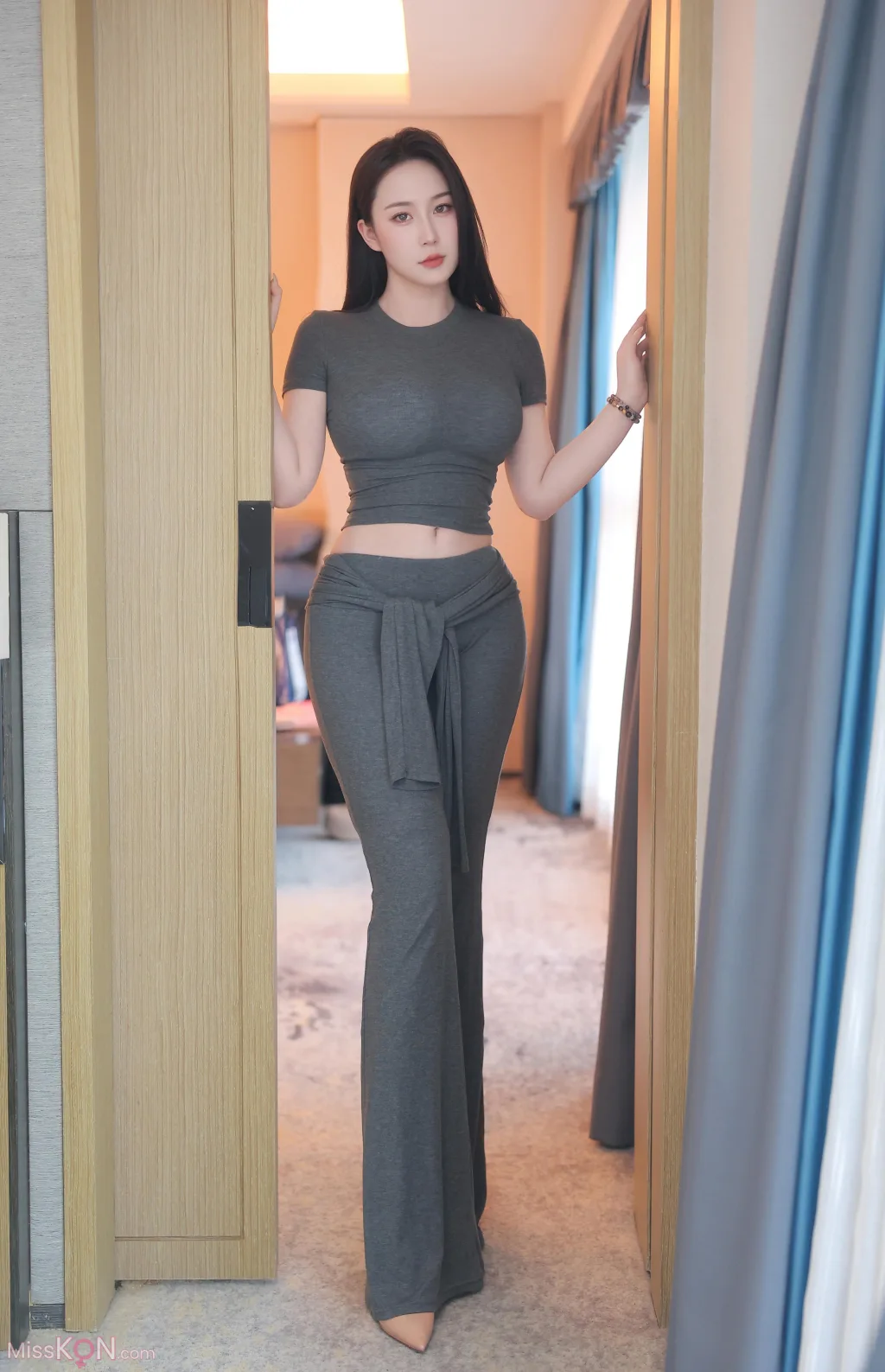 [XR Uncensored] 林昔予yorki: R18 秀人网模特 巨乳女神的黑丝诱惑 (99 photos + 1 video)