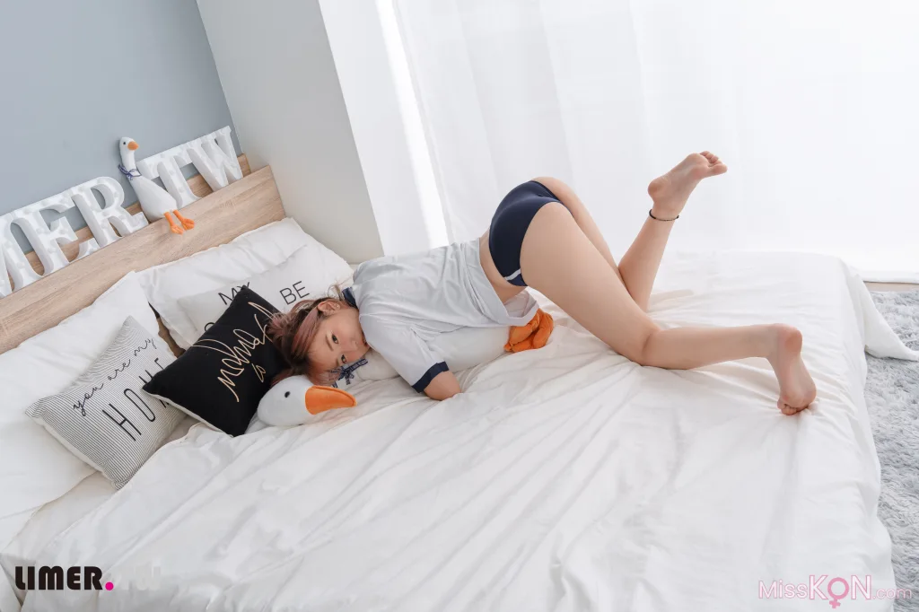 [Limerence原创] No.032: 水密桃味女孩小艾啾啾体育服热身大秀裸足 (130 photos + 1 video) – Page 2
