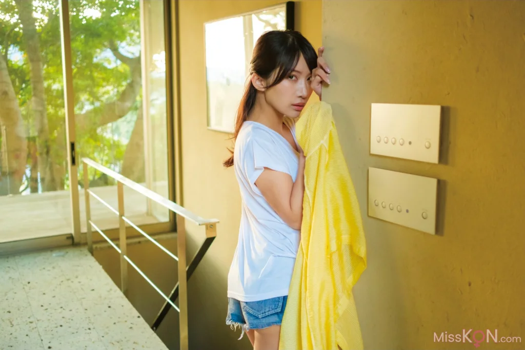 [JP] Arisa Kotoi (琴井ありさ): デジタル写真集『琴井に恋と _ 真紅と夜明けの完全版 』 (91 photos)