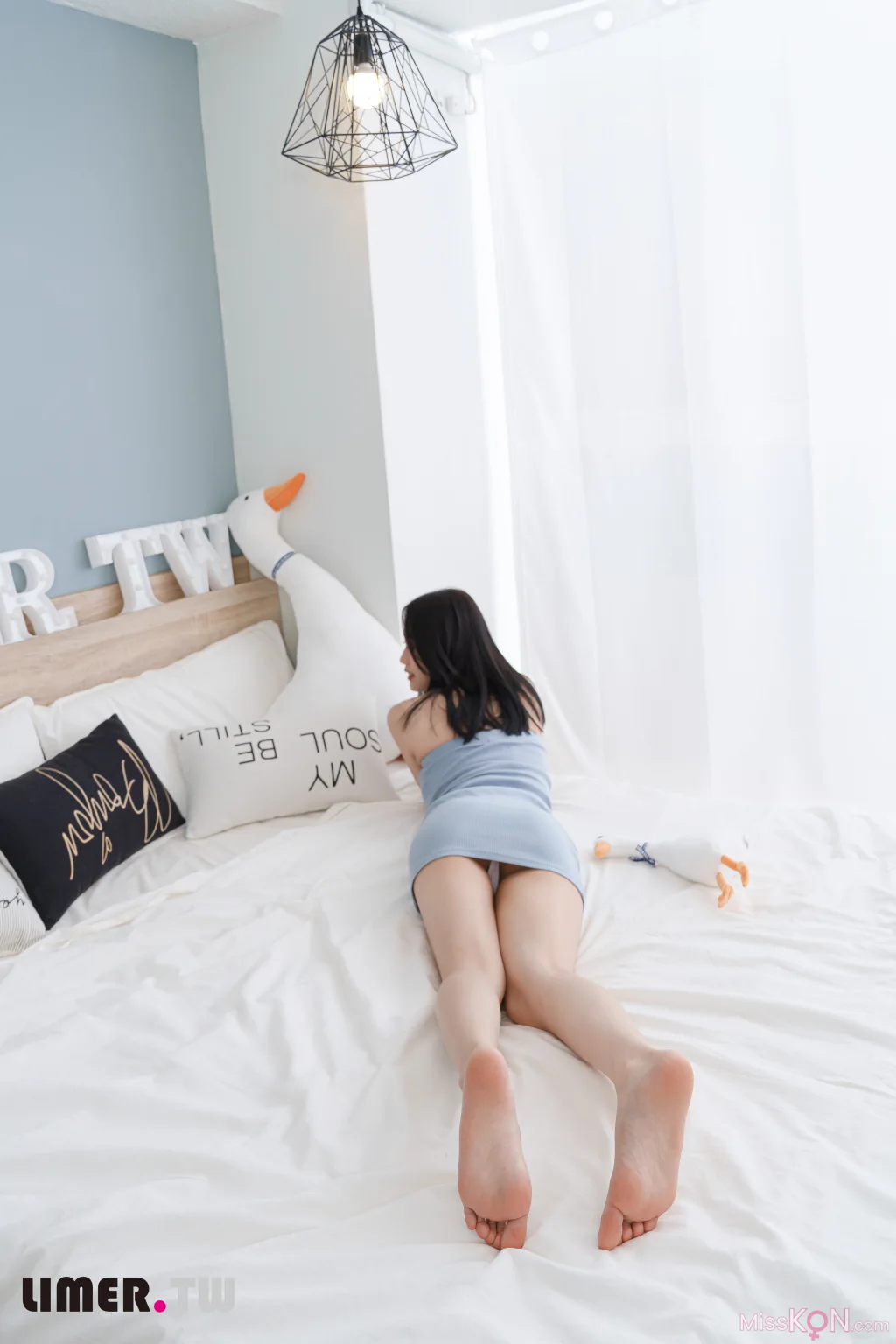 [Limerence原创] No.034: 极品女神Sammy 嫩足玩弄穆勒鞋 (145 photos + 1 video) – Page 2