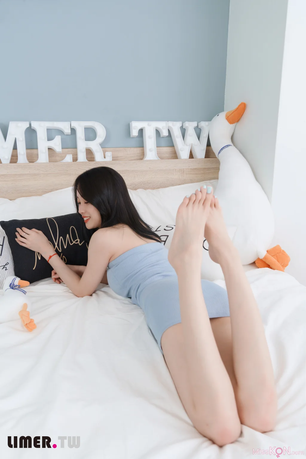 [Limerence原创] No.034: 极品女神Sammy 嫩足玩弄穆勒鞋 (145 photos + 1 video) – Page 3