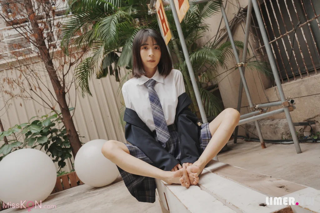 [Limerence原创] No.037: 子子 JK小腿袜到裸足的偷窥视角 (181 photos)