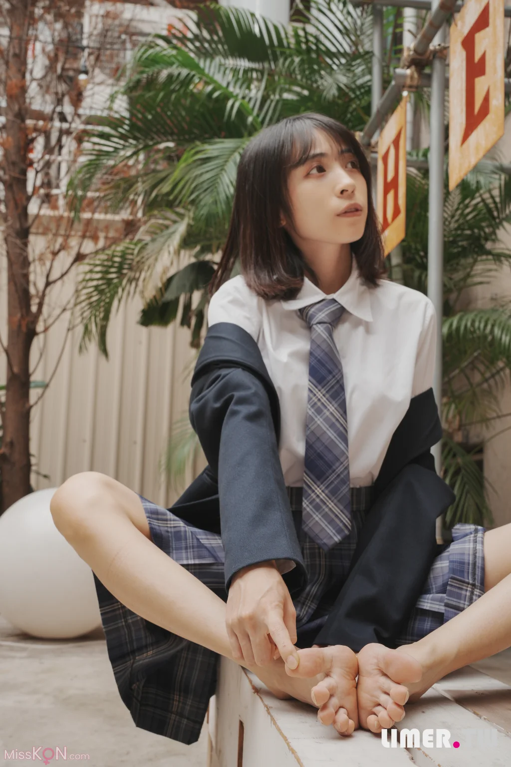 [Limerence原创] No.037: 子子 JK小腿袜到裸足的偷窥视角 (181 photos)