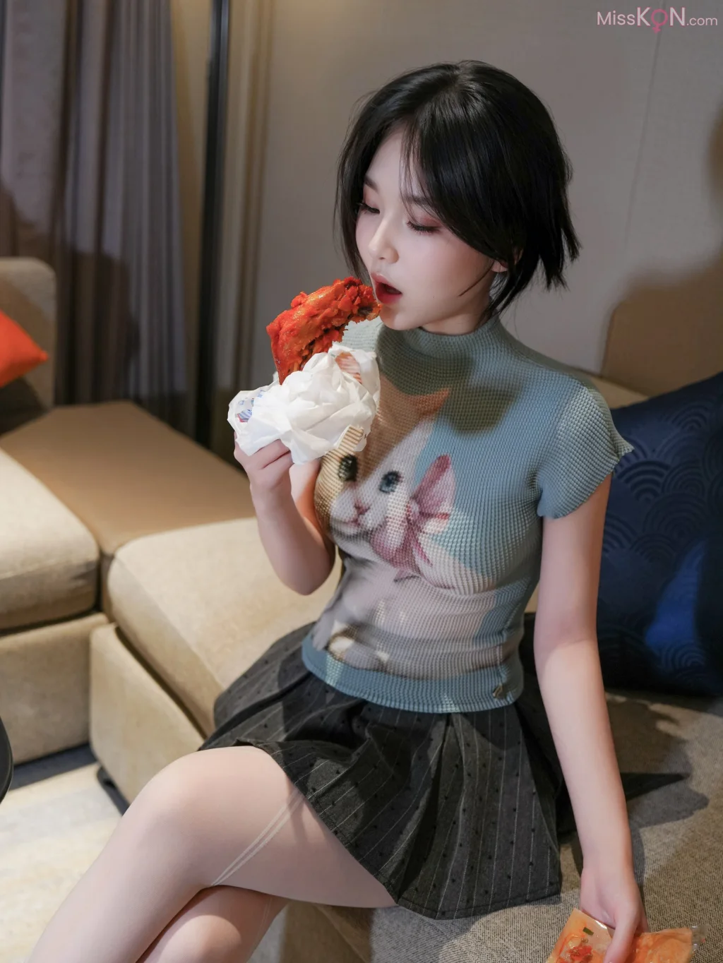 [XR Uncensored] 汁汁: R18 秀人网模特 爱吃鸡腿的姑娘 (91 photos)