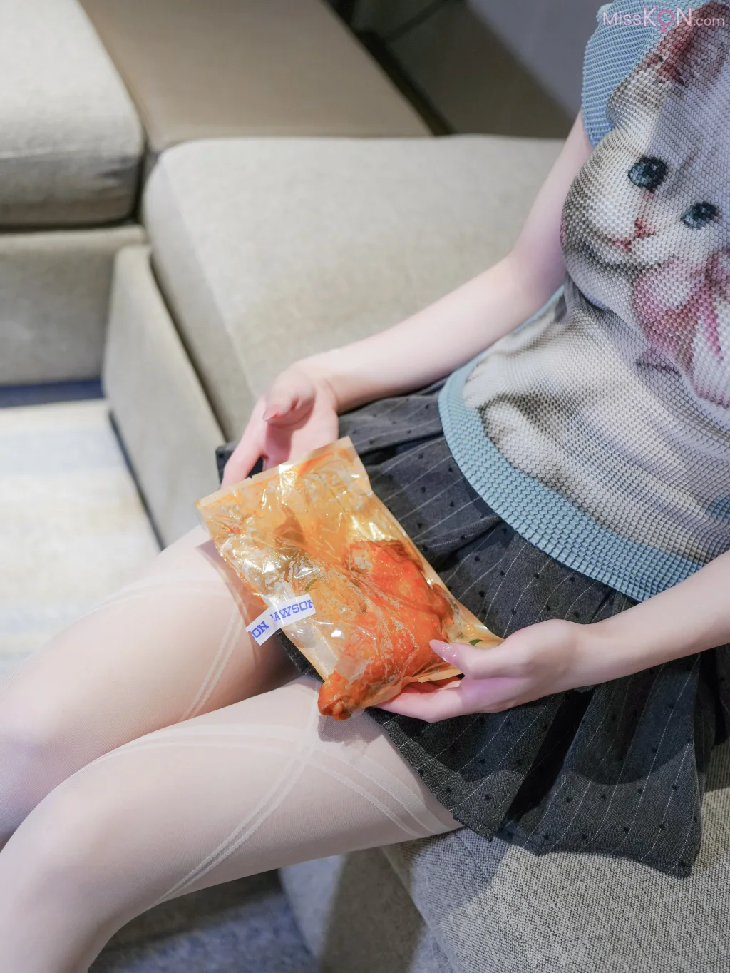 [XR Uncensored] 汁汁: R18 秀人网模特 爱吃鸡腿的姑娘 (91 photos) – Page 3