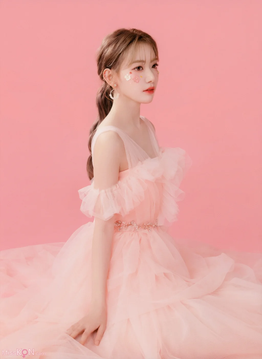 [JP] Sakura Miyawaki (宮脇咲良): Graduation Visual Booklet (85 photos)