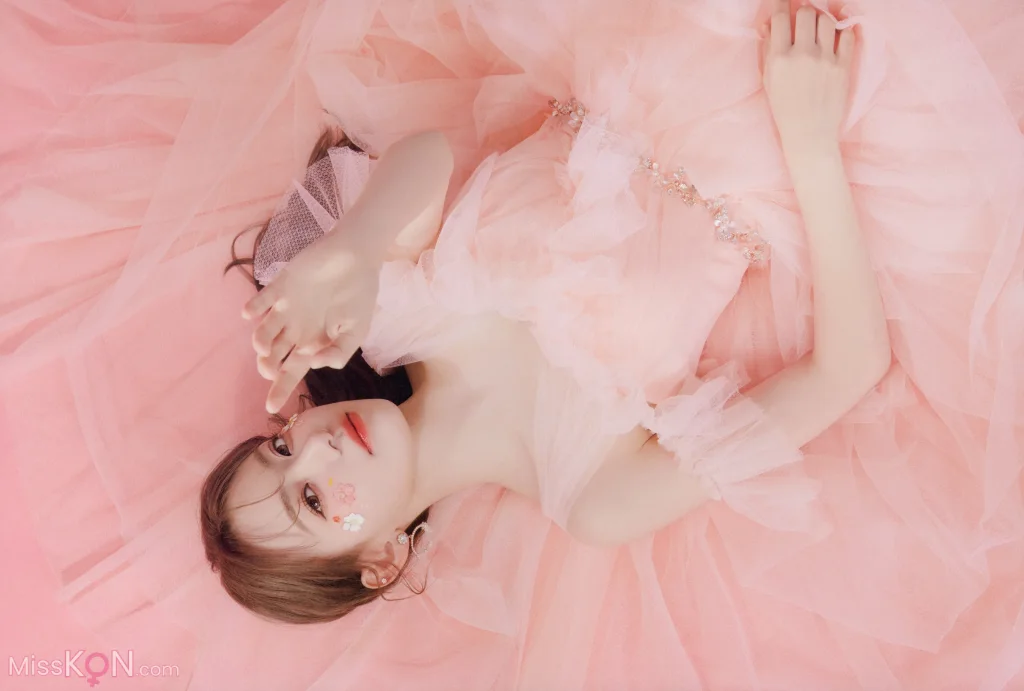 [JP] Sakura Miyawaki (宮脇咲良): Graduation Visual Booklet (85 photos)
