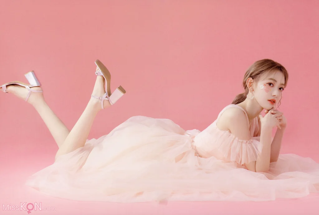 [JP] Sakura Miyawaki (宮脇咲良): Graduation Visual Booklet (85 photos)