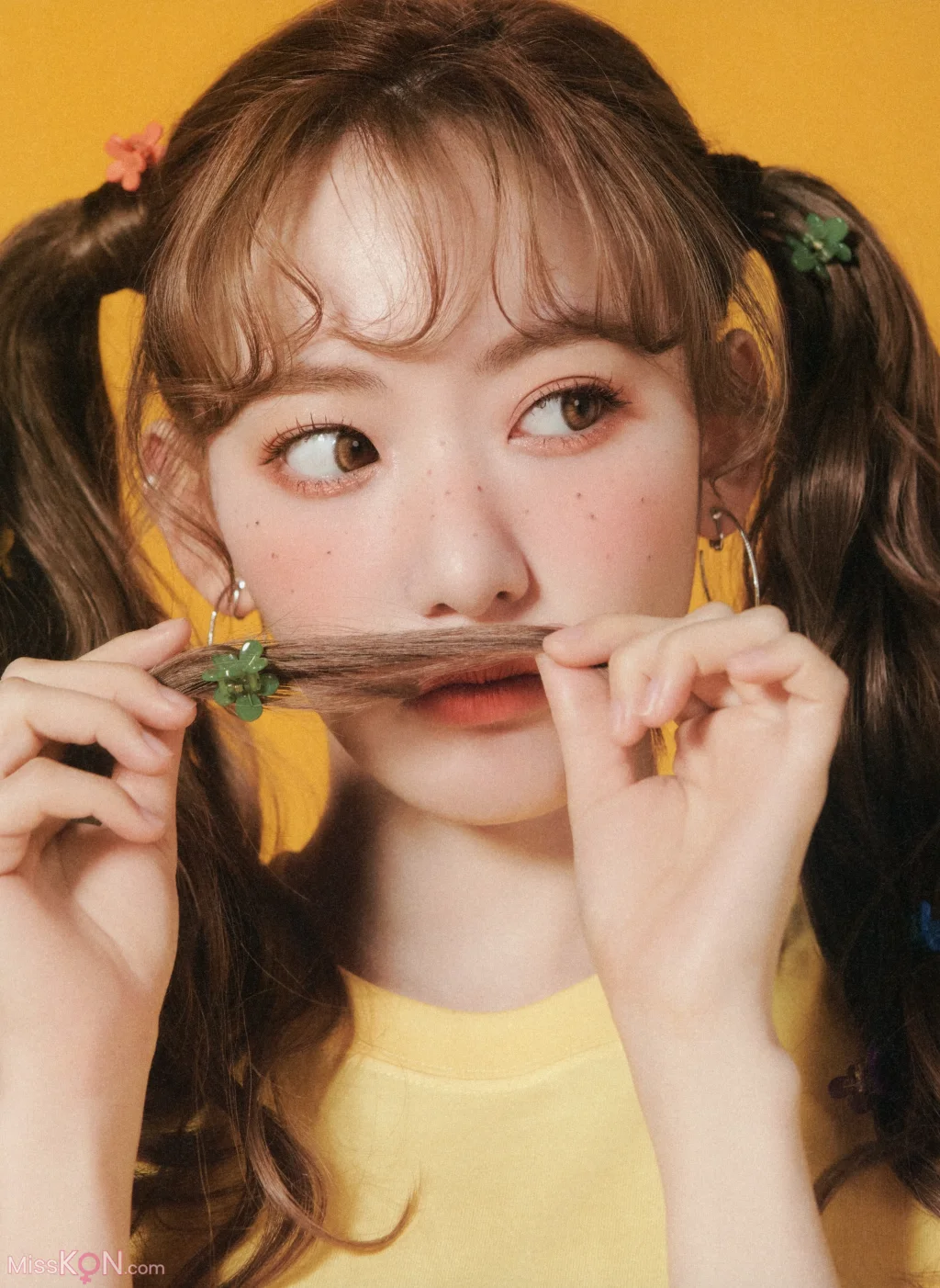 [JP] Sakura Miyawaki (宮脇咲良): Graduation Visual Booklet (85 photos) – Page 3
