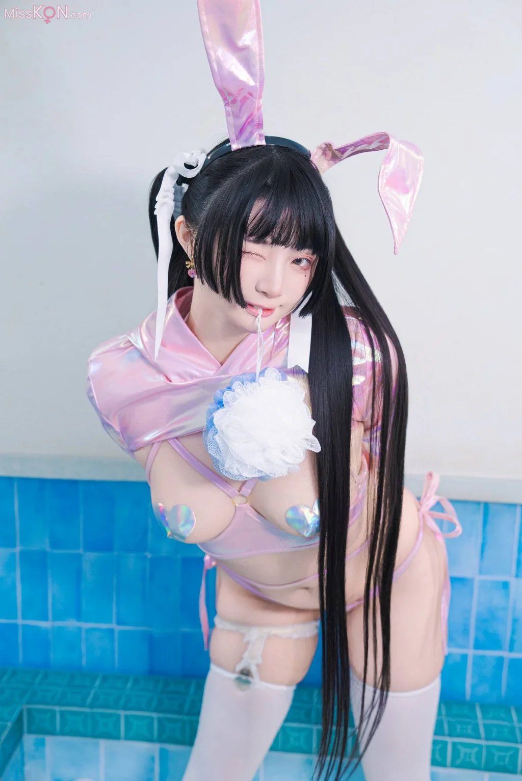 Coser@落落Raku: 粉紅小白兔 公共澡堂裡盡情自慰！ (32 photos + 1 video)