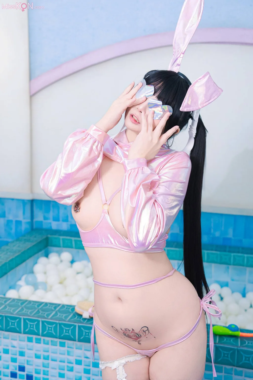 Coser@落落Raku: 粉紅小白兔 公共澡堂裡盡情自慰！ (32 photos + 1 video)