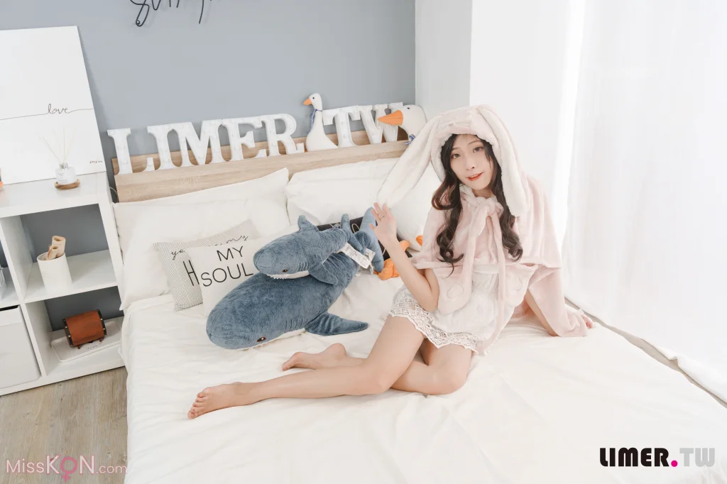 [Limerence原创] No.057: Yumi 变身可爱兔兔送裸足来拜年 (166 photos + 1 video) – Page 2