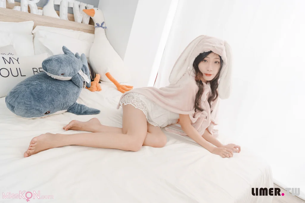 [Limerence原创] No.057: Yumi 变身可爱兔兔送裸足来拜年 (166 photos + 1 video) – Page 2