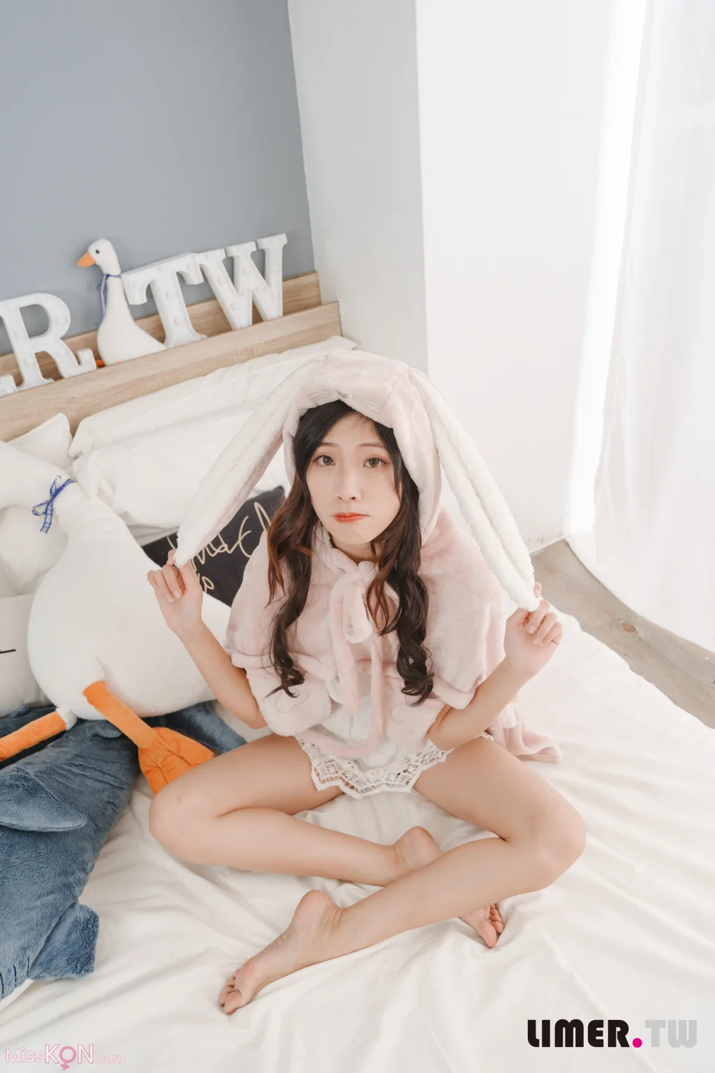 [Limerence原创] No.057: Yumi 变身可爱兔兔送裸足来拜年 (166 photos + 1 video) – Page 3