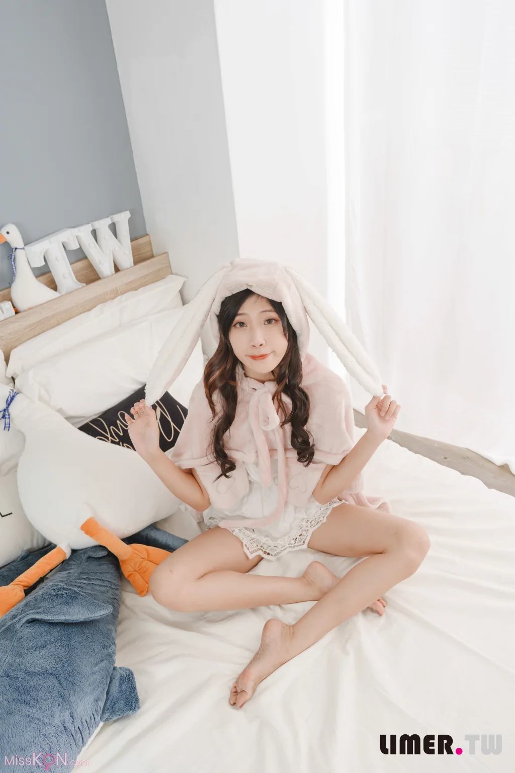 [Limerence原创] No.057: Yumi 变身可爱兔兔送裸足来拜年 (166 photos + 1 video) – Page 3
