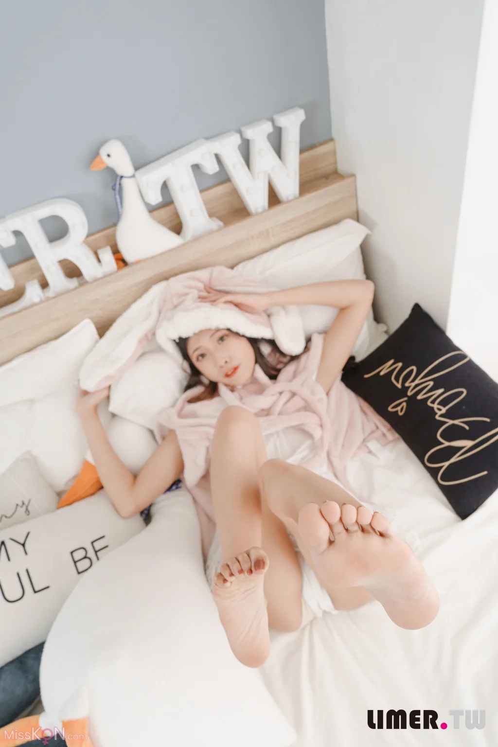 [Limerence原创] No.057: Yumi 变身可爱兔兔送裸足来拜年 (166 photos + 1 video) – Page 3