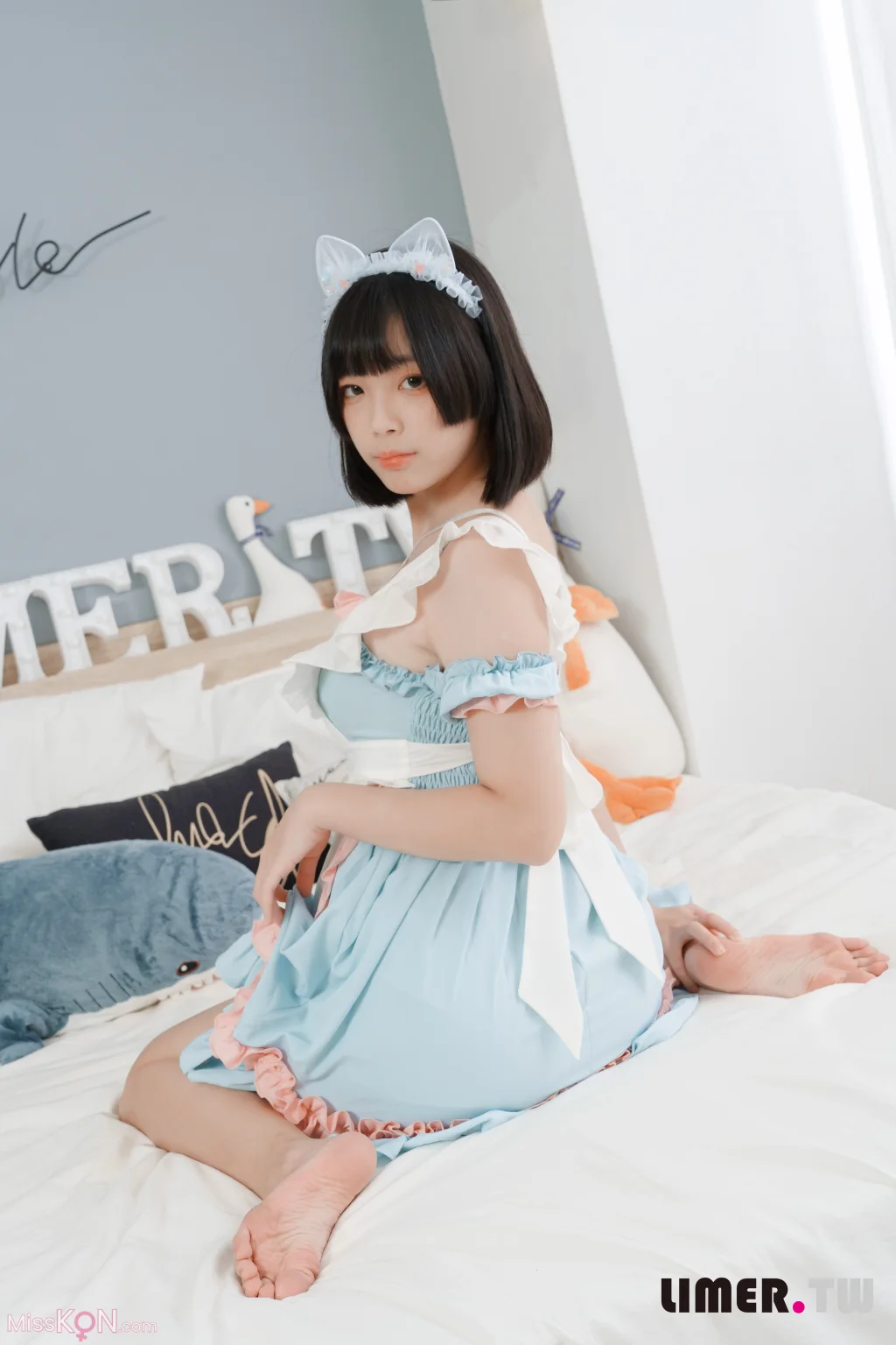 [Limerence原创] No.055: 之之 女仆装扮柔嫩欧派与裸足 请主人享用 (170 photos + 1 video) – Page 2