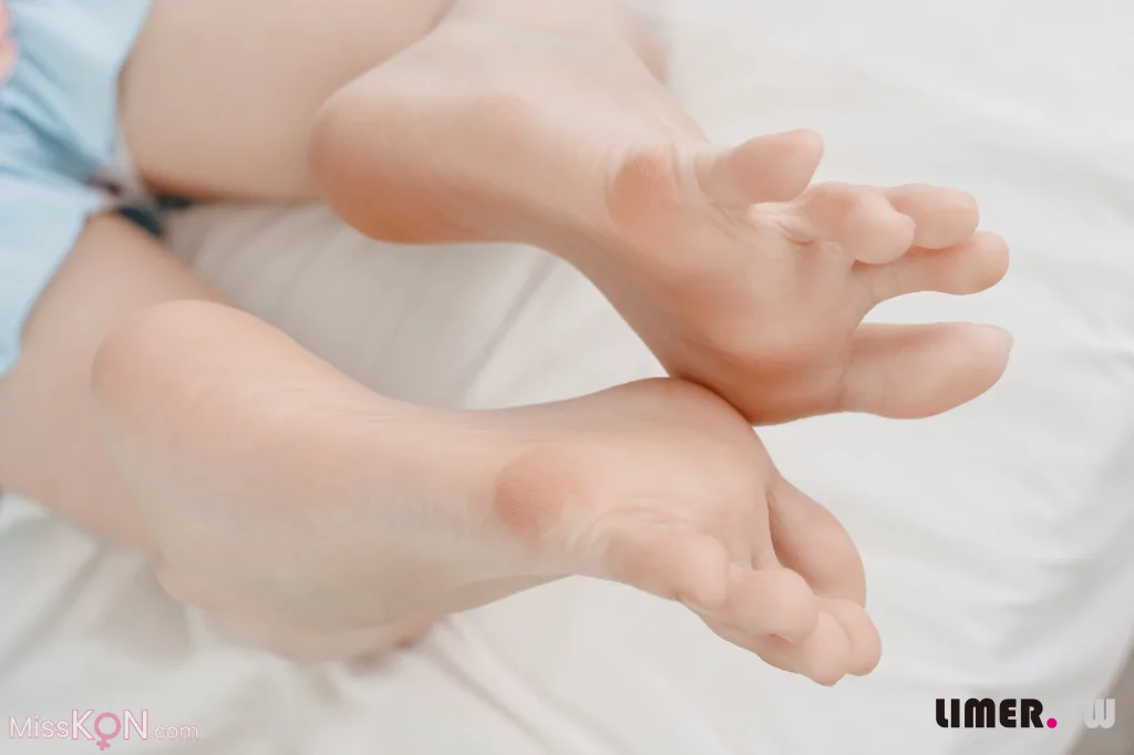 [Limerence原创] No.055: 之之 女仆装扮柔嫩欧派与裸足 请主人享用 (170 photos + 1 video) – Page 2