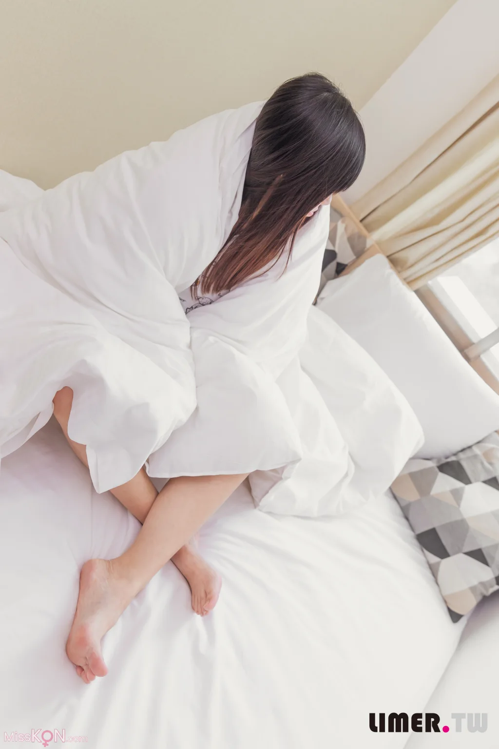 [Limerence原创] No.058: 偷看熟睡凯西的小巧裸足 (200 photos + 1 video) – Page 2