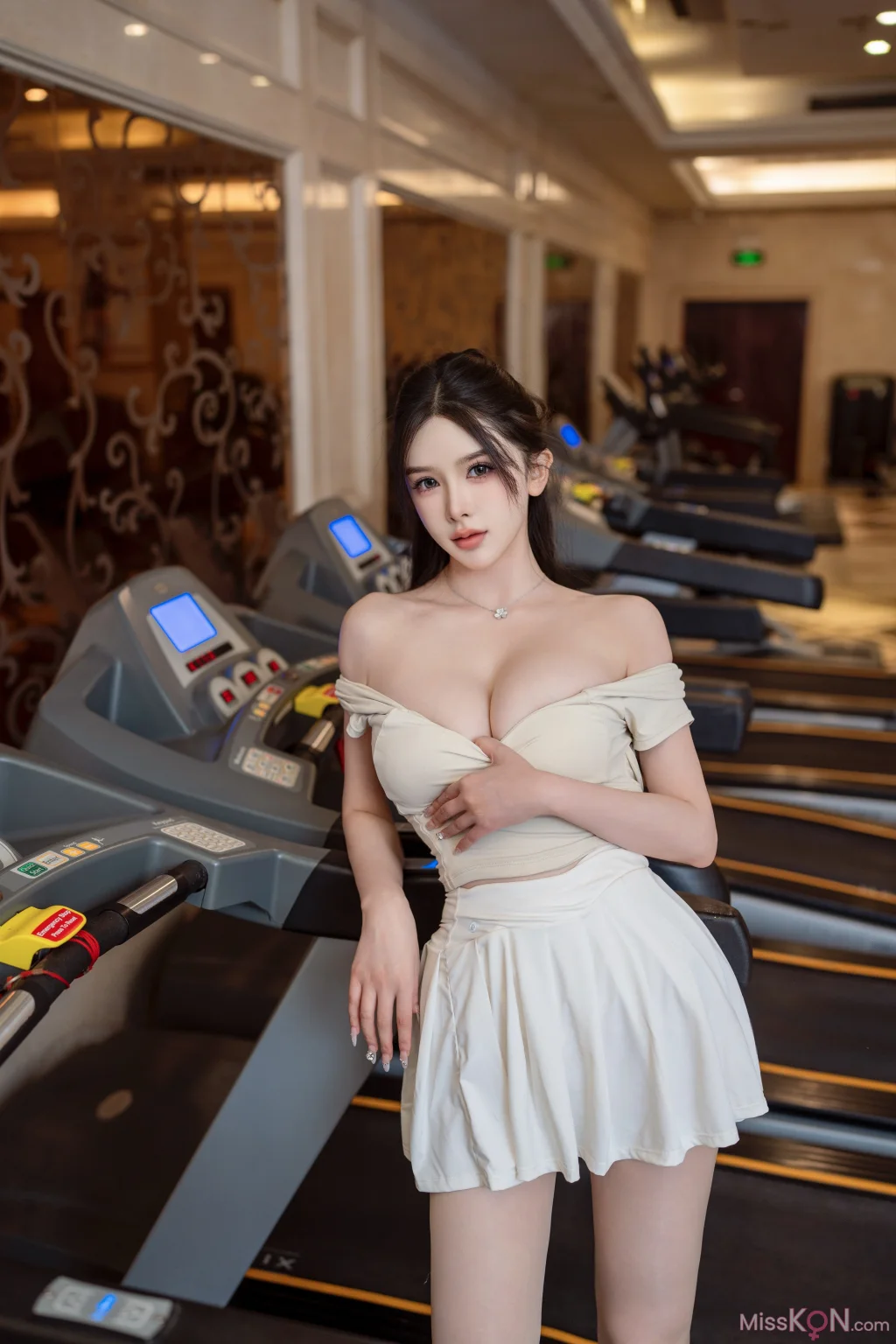 [XR Uncensored] Li Li Sha (李丽莎): R18 秀人网模特 健身房露出 (90 photos)
