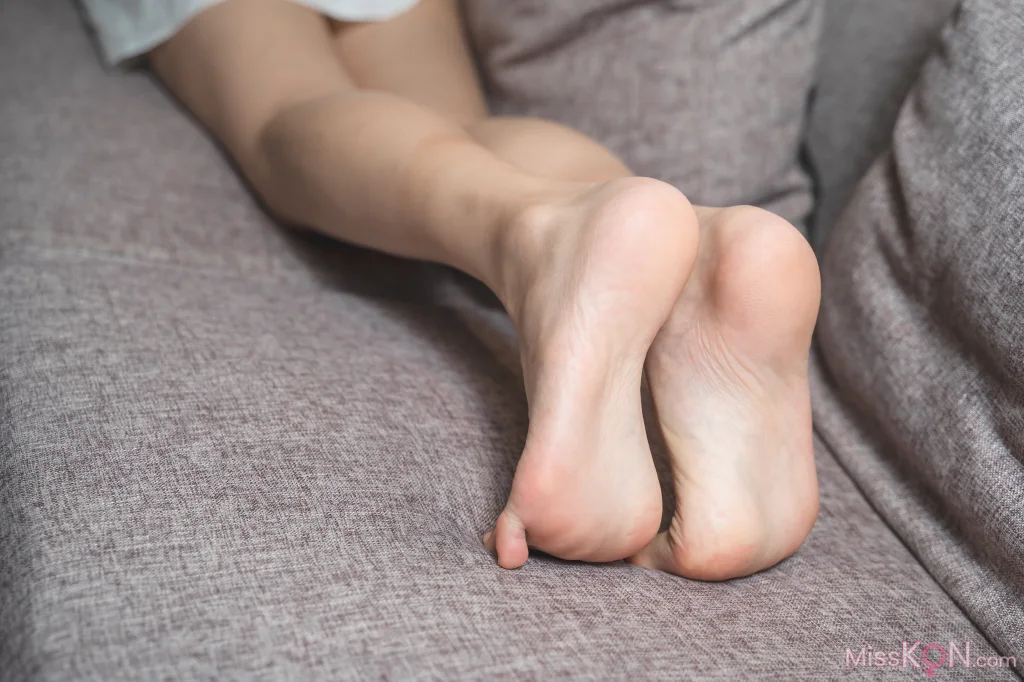 [Limerence原创] No.060: 性感白衬衫yoko 还不快躺下让我踩踩 (124 photos + 1 video) – Page 3