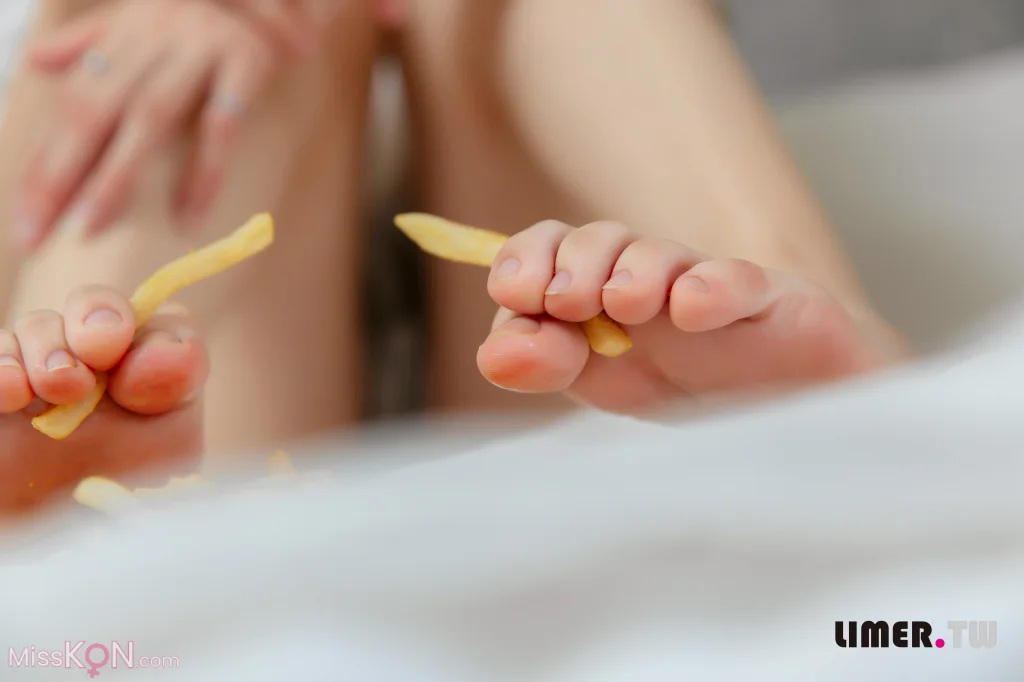 [Limerence原创] No.062: 小星星 美脚与薯条的较劲 油亮的脚底 (215 photos + 1 video) – Page 3
