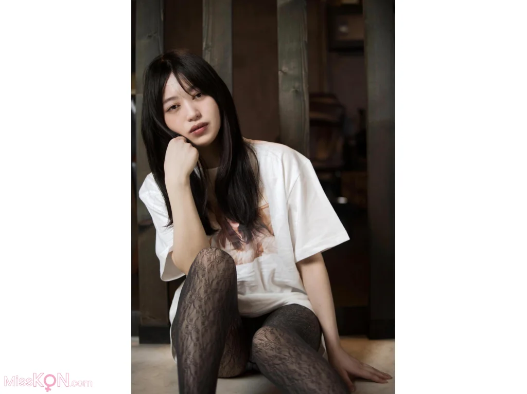 [JP] Shizuka Saito (斉藤静): セミヌード写真集 密室 大きなお尻に理想のオディライン どこかえっちな雰囲気を纏ったセクシーな美女があなたを禁断の世界へ (95 photos)
