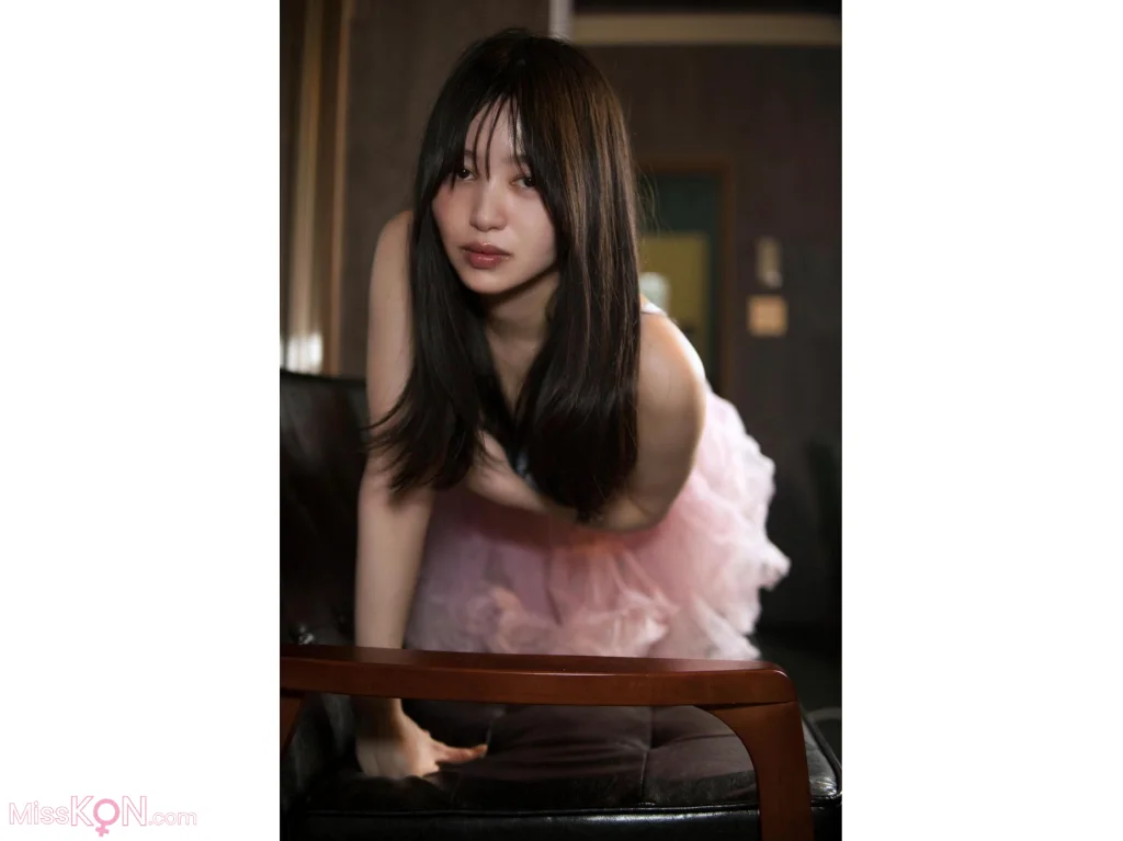 [JP] Shizuka Saito (斉藤静): セミヌード写真集 密室 大きなお尻に理想のオディライン どこかえっちな雰囲気を纏ったセクシーな美女があなたを禁断の世界へ (95 photos)