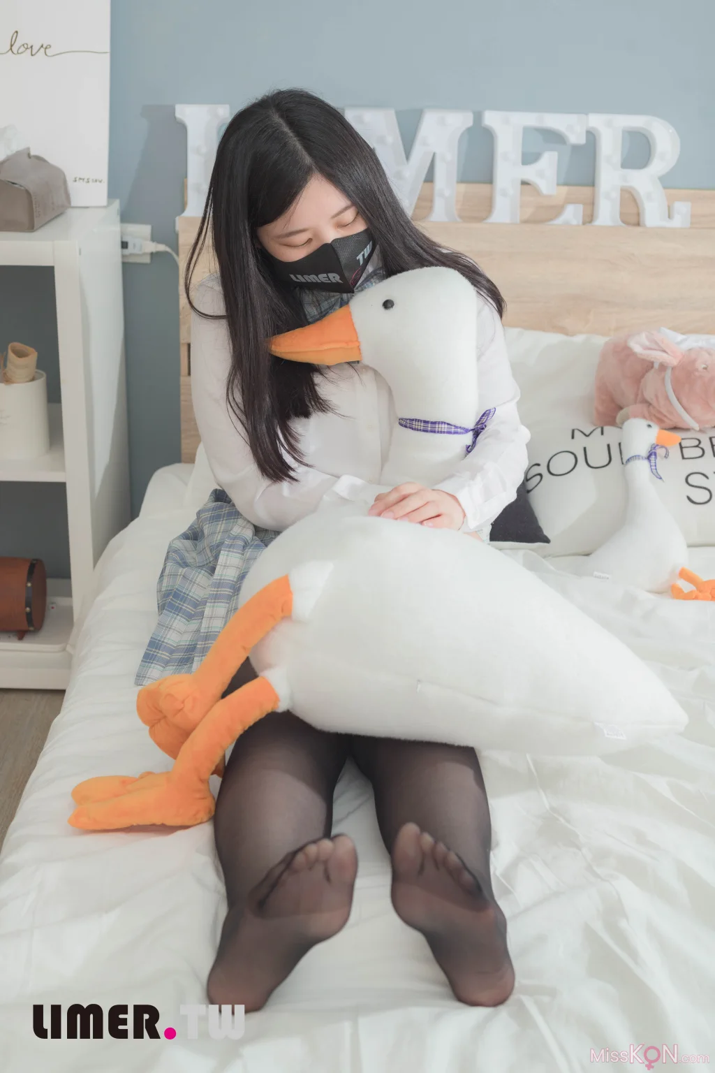 [Limerence原创] No.066: BIBI学生服的丝袜诱惑 雪白的肌肤与脚底透出丝袜 (93 photos + 1 video) – Page 2