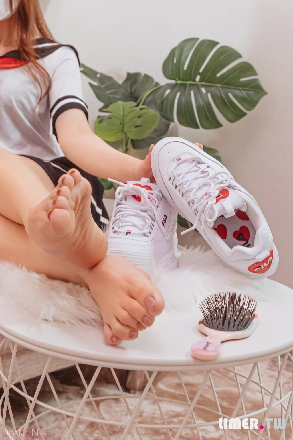 [Limerence原创] No.069: Cherry 哥哥下课突然检查 没洗脚就挠痒惩罚 (68 photos + 1 video) – Page 3