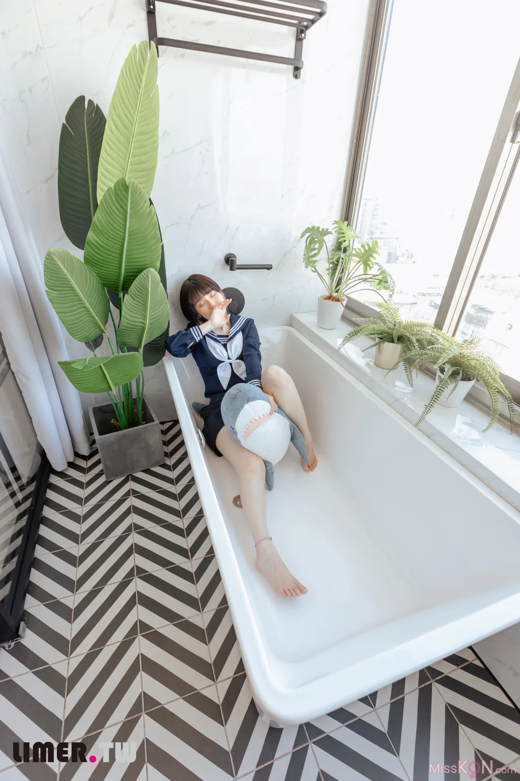 [Limerence原创] No.073: 悠梨乃YuriNO JK鲨鲨 (150 photos + 1 video) – Page 2