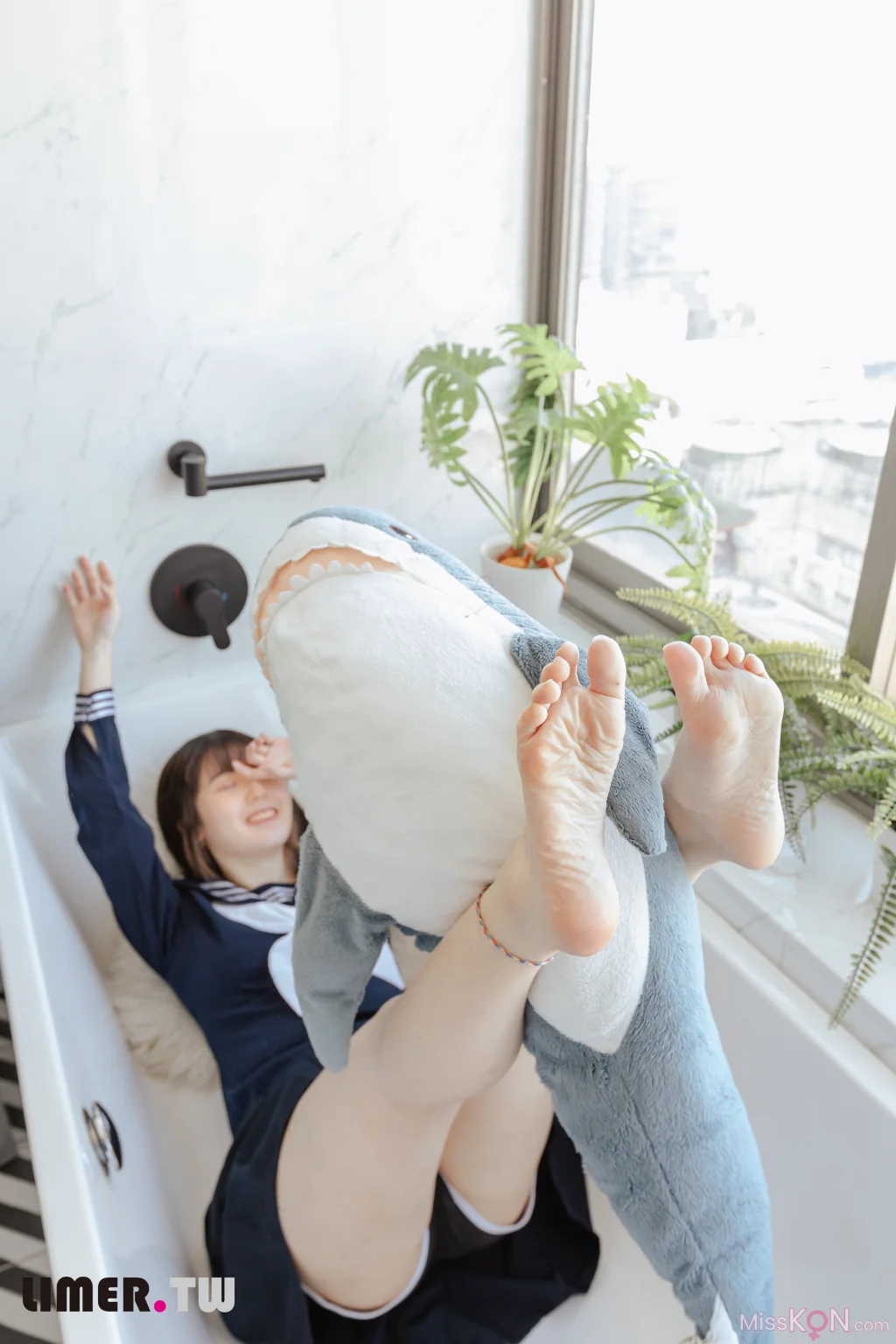 [Limerence原创] No.073: 悠梨乃YuriNO JK鲨鲨 (150 photos + 1 video) – Page 2