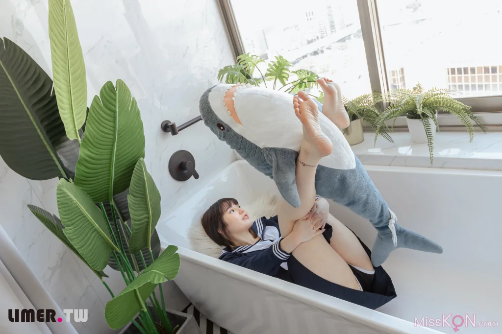 [Limerence原创] No.073: 悠梨乃YuriNO JK鲨鲨 (150 photos + 1 video) – Page 2