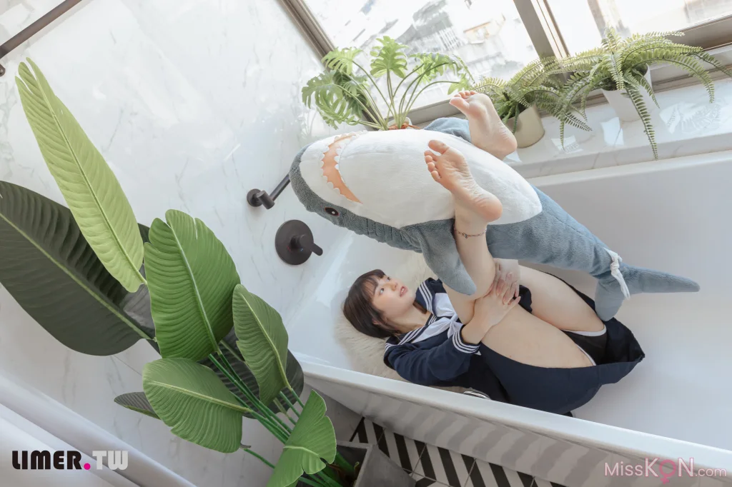 [Limerence原创] No.073: 悠梨乃YuriNO JK鲨鲨 (150 photos + 1 video) – Page 2