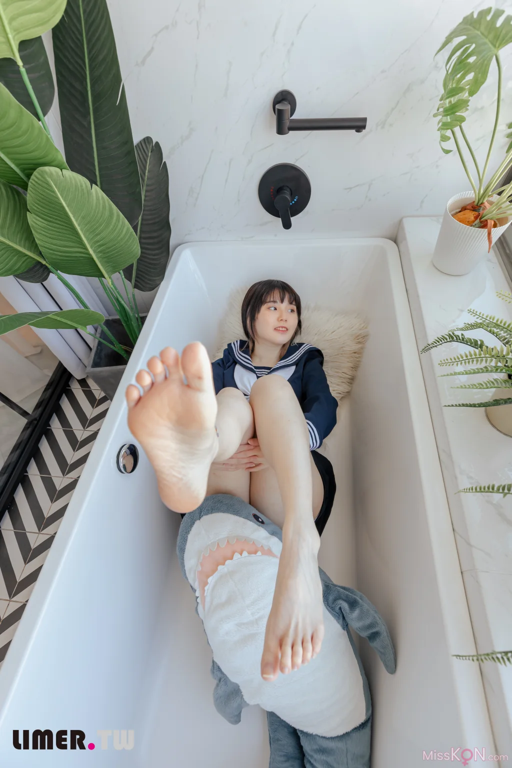 [Limerence原创] No.073: 悠梨乃YuriNO JK鲨鲨 (150 photos + 1 video) – Page 2