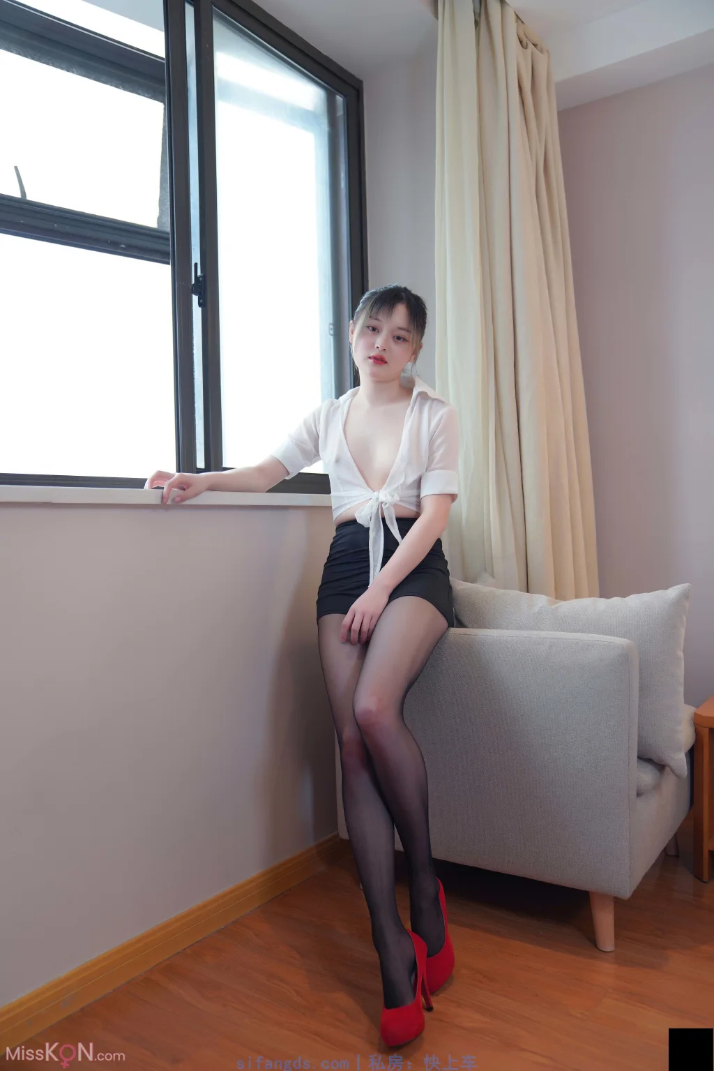 [Private Photoshoot] 悦悦: 短裙黑丝 全尺度私拍 (803 photos)