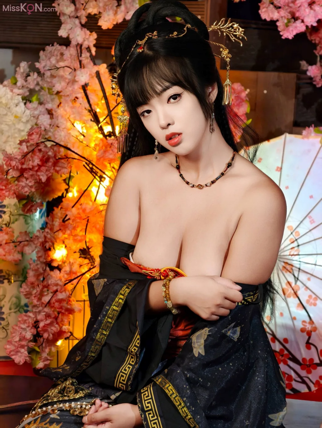 Coser@五十: 巨乳女侠就这样脱了 (53 photos + 1 video) – Page 2