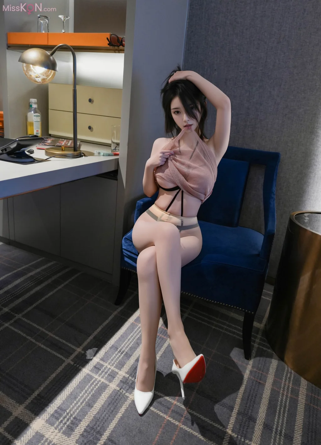 [XR Uncensored] 烧烧小桃: R18 秀人网模特 新人完美露出 (67 photos)